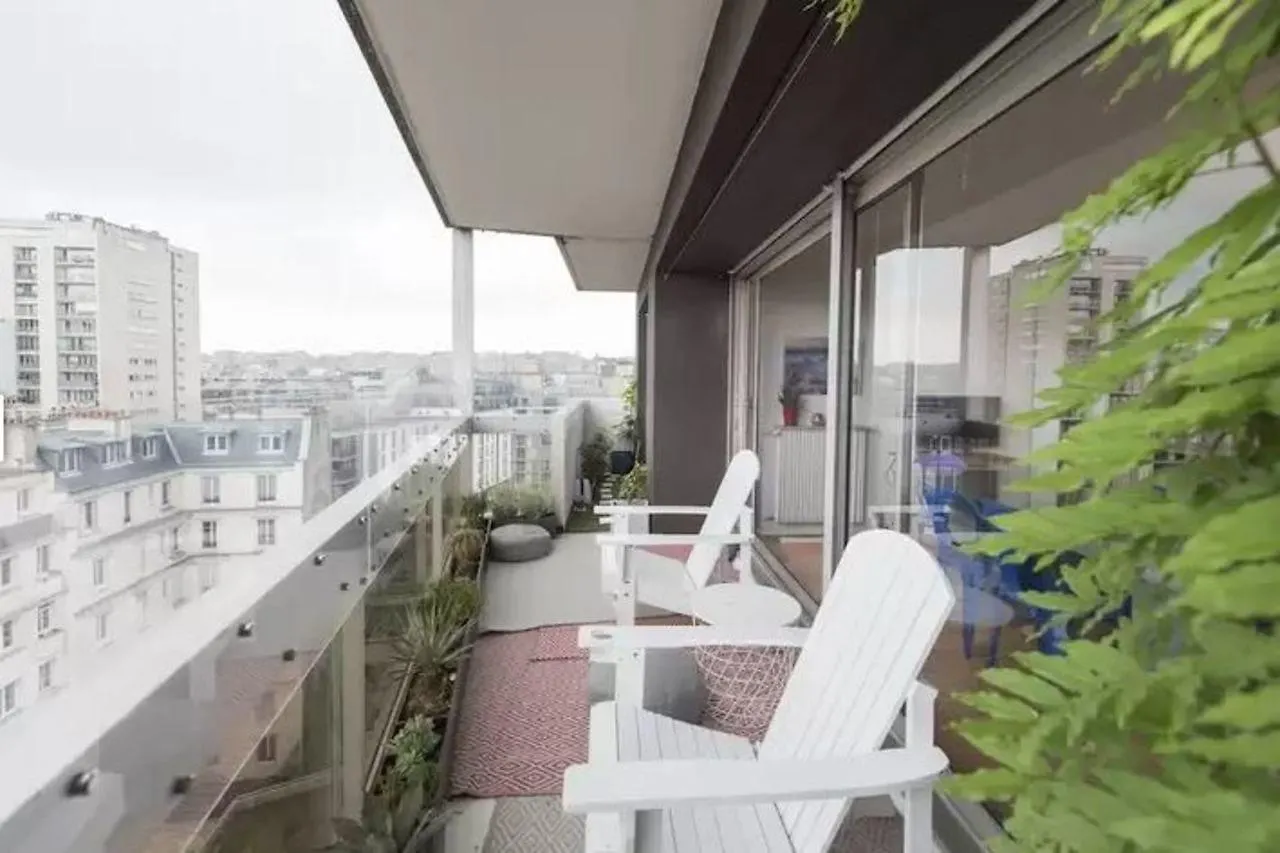 Comforts By The Eiffel Tower Paris